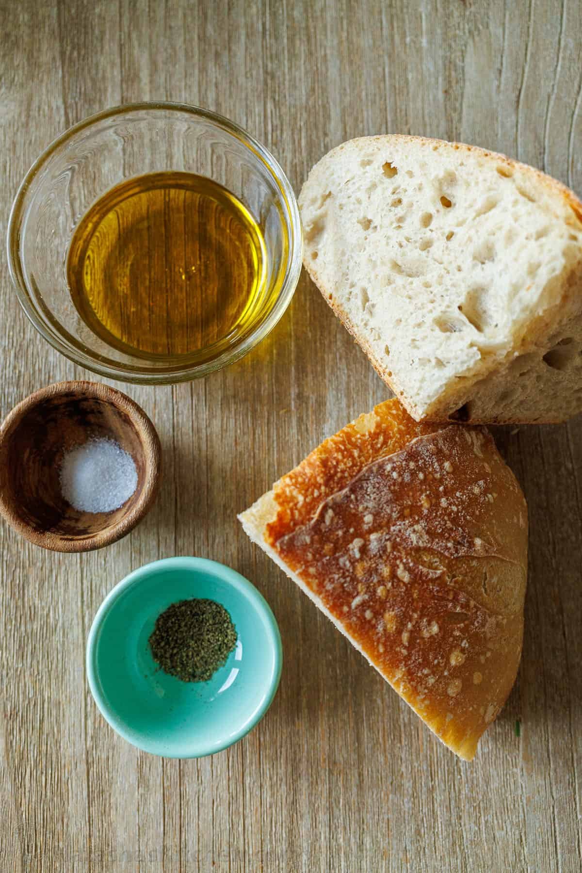 Making Sourdough Croutons is a great way to bring new life to leftover sourdough bread. Use them to bring a delicious crunch to your salads and soups. Ingredients for homemade Sourdough Croutons: Sourdough bread, extra virgin olive oil, salt, pepper