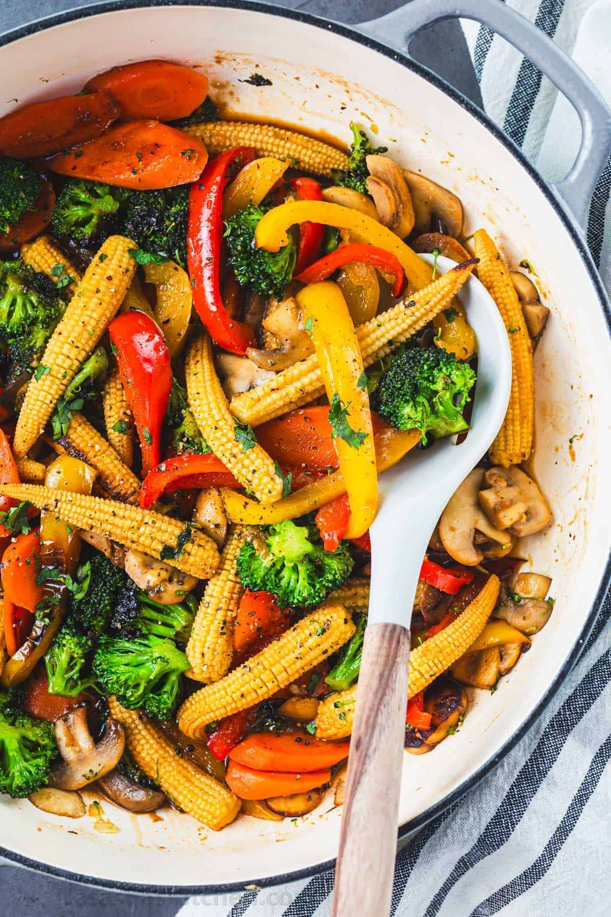 How to make vegetable stir fry with stir fry sauce in a pan with a serving spoon