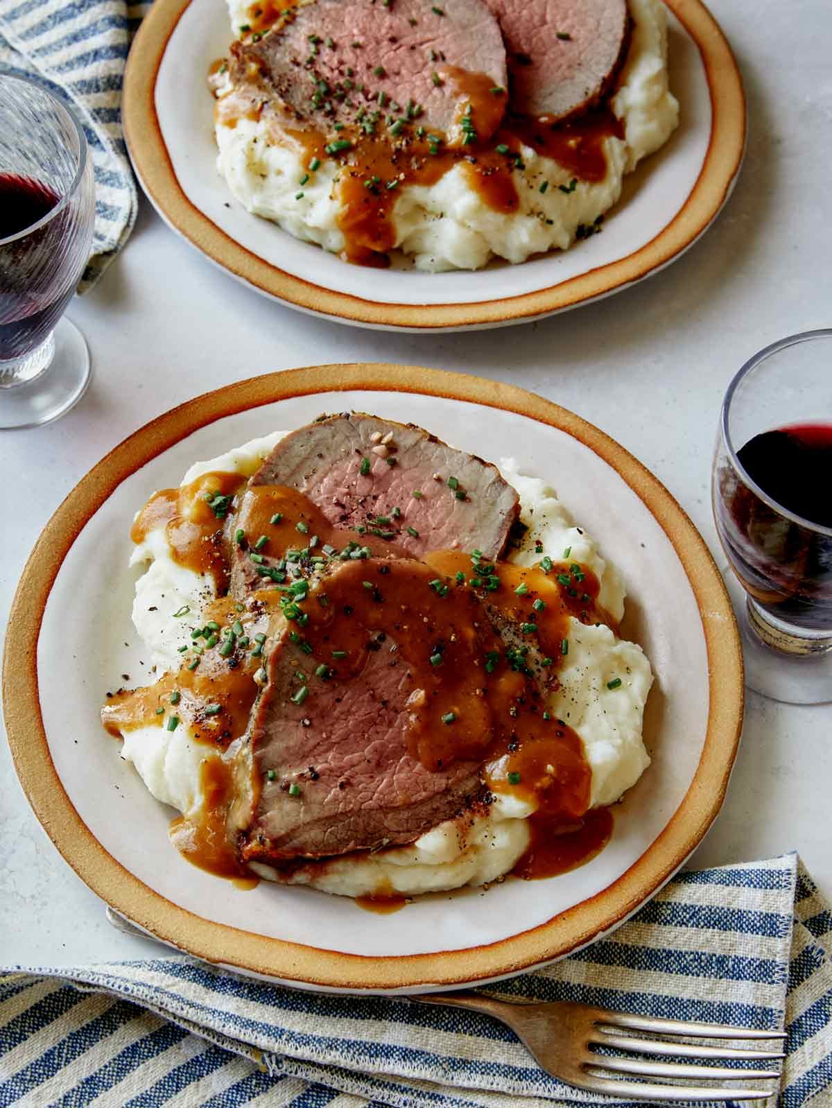 Roast beef recipe with red wine and mashed potatoes.
