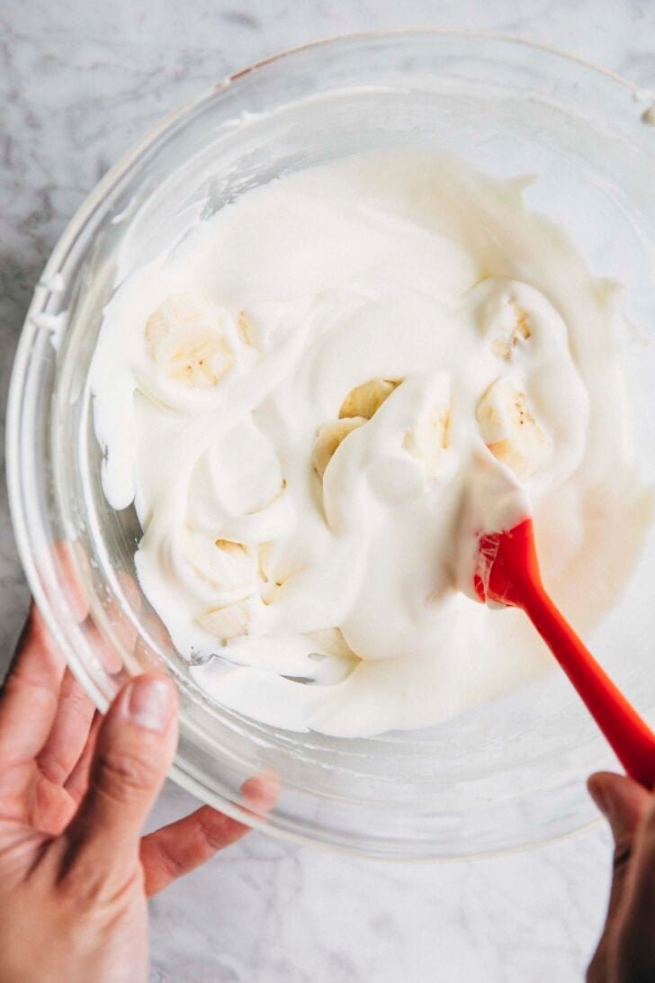 Photo showing Michelle adding sliced bananas to the pudding