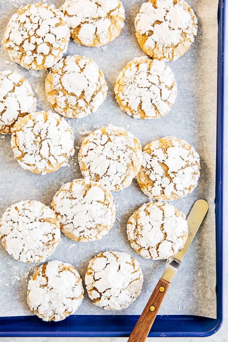 brown butter chai crinkle cookies