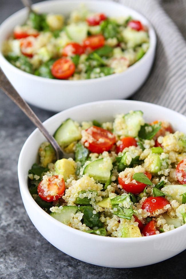 Easy Quinoa Salad is the BEST quinoa salad recipe! It is great for lunch, dinner, or the perfect side dish for potlucks and parties. #quionasalad #quinoa #salad #vegan #vegetarian #glutenfree #healthyrecipe #easyrecipe #veganrecipes #saladrecipe #salad Quinoa Salad Recipe