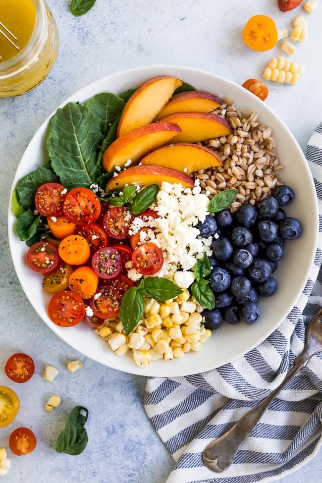Summer Farro Salad With All Of The Best Summer Ingredients: Peaches, Blueberries, Corn, Tomatoes, And Basil. You Are Going To Love This Fresh And Delicious Salad! #salad #vegetarian #vegetarianrecipe #summer #bowl #easyrecipe #healthyrecipe #peaches #blueberries #tomatoes #corn Summer Farro Salad