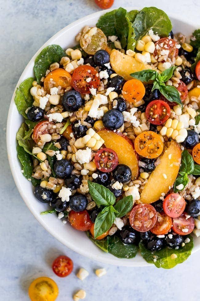 Summer Farro Salad With All Of The Best Summer Ingredients: Peaches, Blueberries, Corn, Tomatoes, And Basil. You Are Going To Love This Fresh And Delicious Salad! #salad #vegetarian #vegetarianrecipe #summer #bowl #easyrecipe #healthyrecipe #peaches #blueberries #tomatoes #corn #recipe Summer Farro Salad Recipe