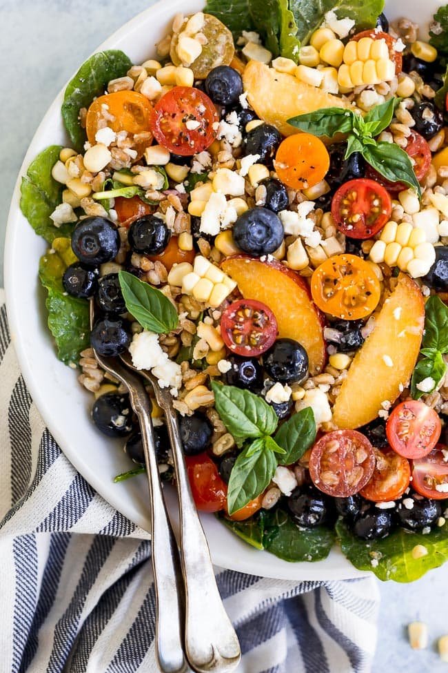Summer Farro Salad With All Of The Best Summer Ingredients: Peaches, Blueberries, Corn, Tomatoes, And Basil. You Are Going To Love This Fresh And Delicious Salad! #salad #vegetarian #vegetarianrecipe #summer #bowl #easyrecipe #healthyrecipe #peaches #blueberries #tomatoes #corn Easy Summer Farro Salad