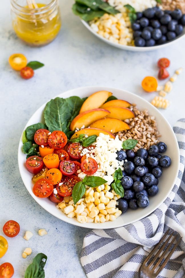 Summer Farro Salad With All Of The Best Summer Ingredients: Peaches, Blueberries, Corn, Tomatoes, And Basil. You Are Going To Love This Fresh And Delicious Salad! #salad #vegetarian #vegetarianrecipe #summer #bowl #easyrecipe #healthyrecipe #peaches #blueberries #tomatoes #corn Summer Farro Salad Bowl