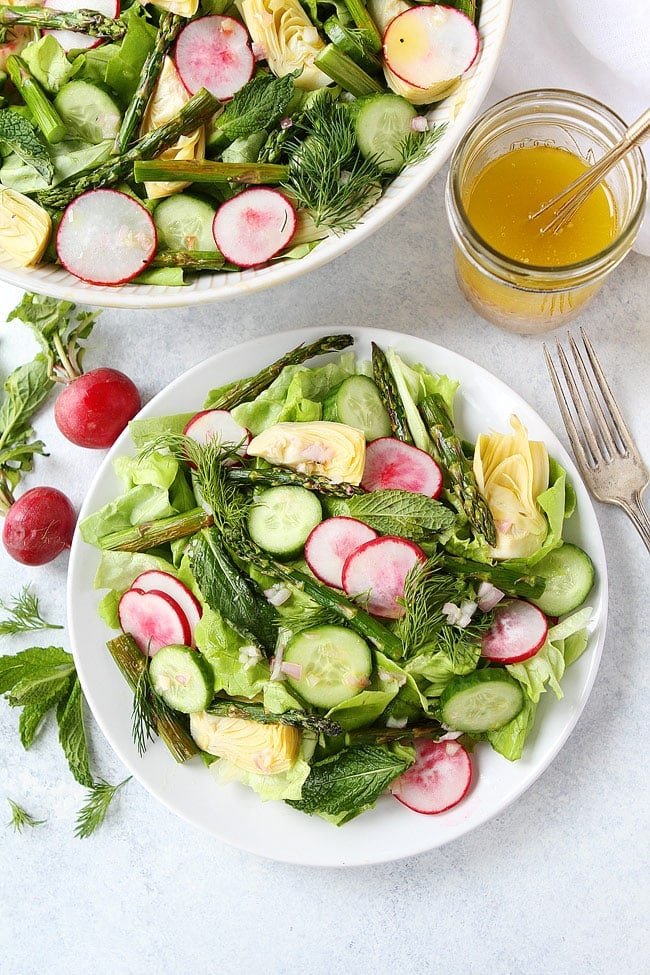 This easy spring salad goes great with any meal! #spring #salad #vegan #glutenfree #vegetarian #sidedish #healthyrecipe #healthyeating Easy Spring Salad