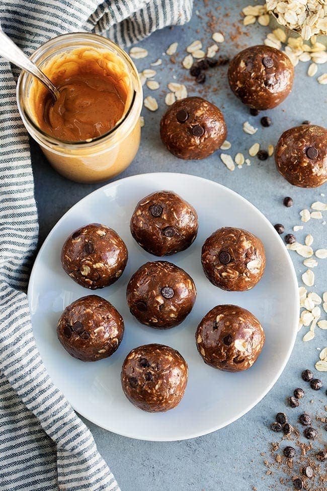 Chocolate Peanut Butter Energy Balls Are The Perfect Healthy No-Bake Snack Or Treat! The Chocolate Peanut Butter Combo Is Amazing And They Only Take 10 Minutes To Make! #energyballs #energybites #snack #healthyrecipe #easyrecipe #nobake #glutenfree #vegetarian #proteinbites #chocolate #peanutbutter #healthysnack Chocolate Peanut Butter Energy Balls
