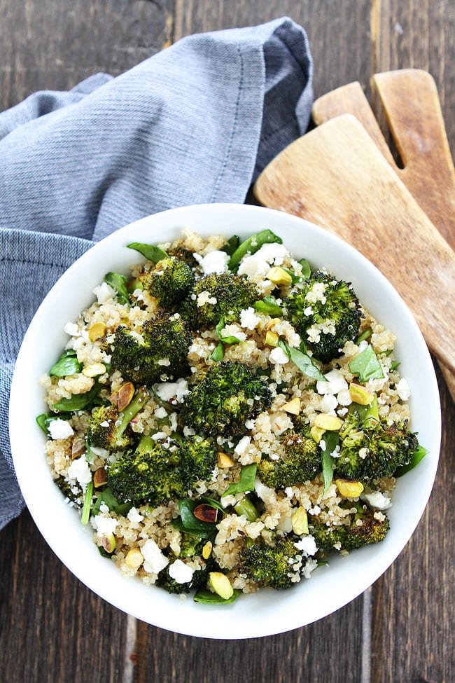 Roasted Broccoli Quinoa Salad Recipe-This easy and healthy salad is great for lunch or dinner! Add it to your menu today! #salad #glutenfree #healthyrecipe #easyrecipe #vegetarian #vegetarianrecipe #broccoli #quinoa Easy Roasted Broccoli Quinoa Salad
