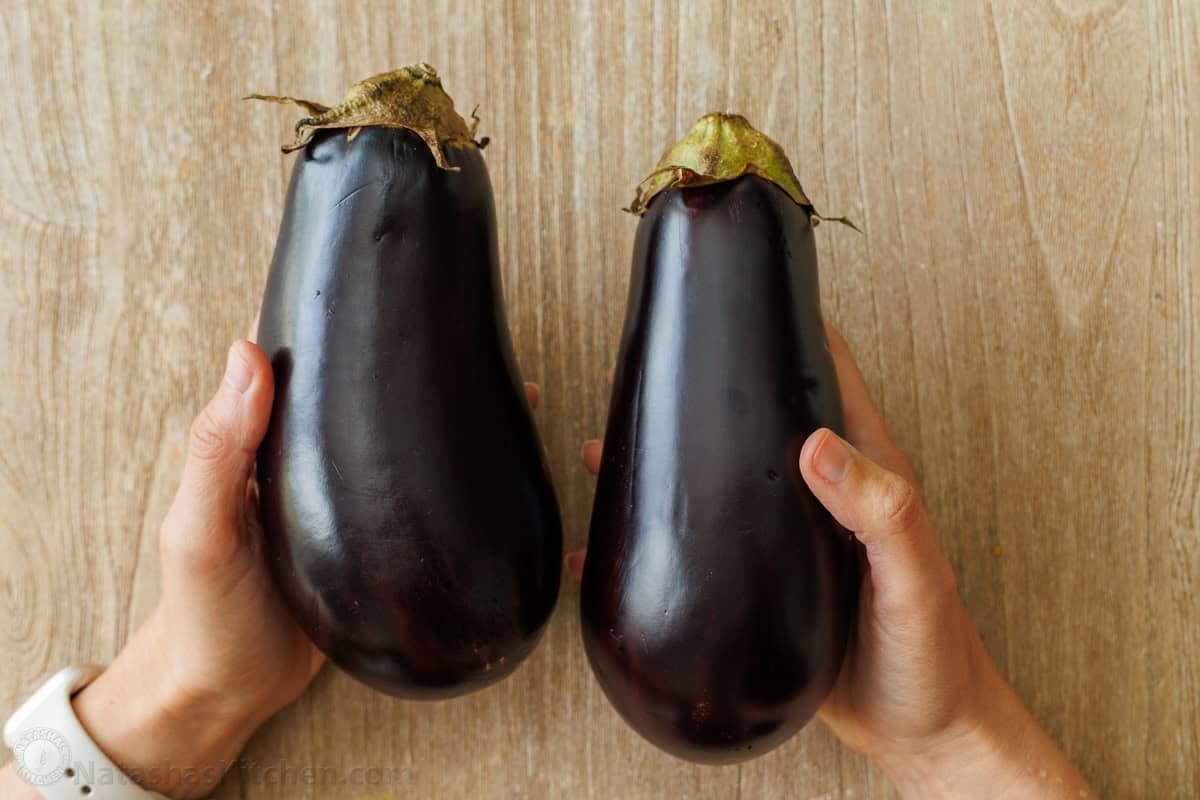How to choose a good eggplant to buy in the store How to choose a good eggplant? Two eggplants shown side by side with green crowns, even purple color, and firm to the touch.