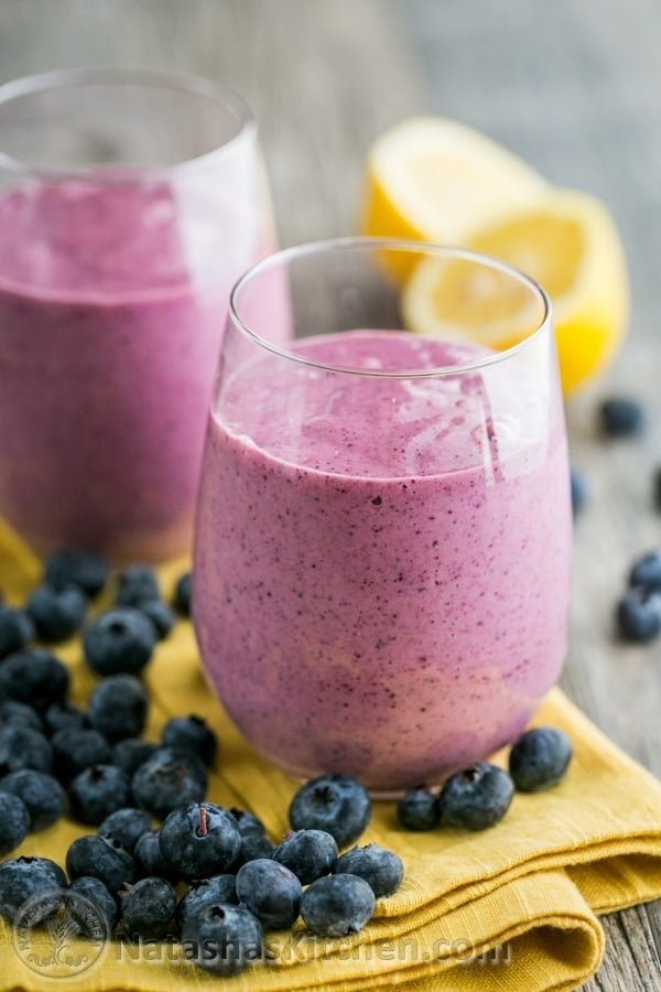 Blueberry mango smoothies in 2 cups