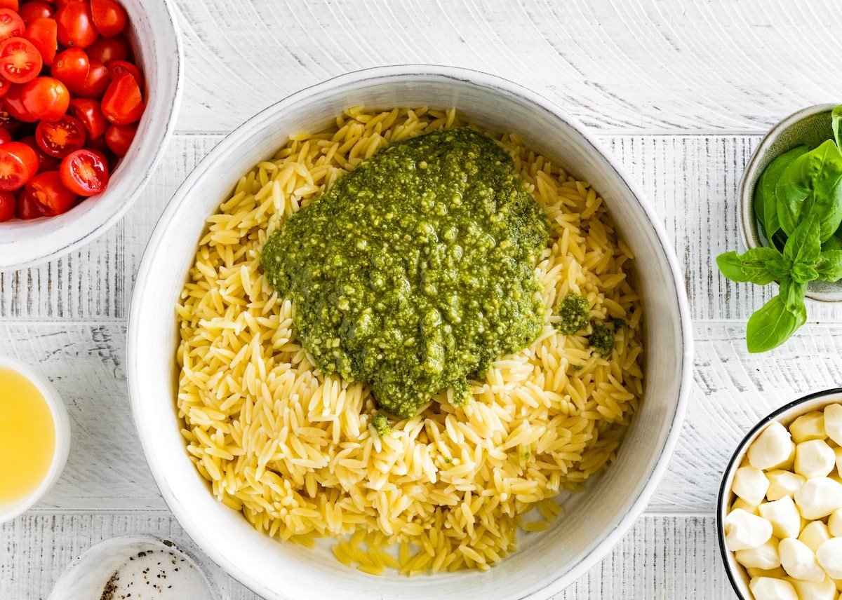 orzo with pesto in big bowl.