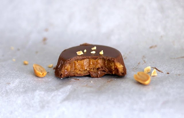 Like Reese's peanut butter cups? Then you'll LOVE these healthy, yet deliciously addictive, Canadian Peanut Butter Chocolate Cups with a hint of maple!