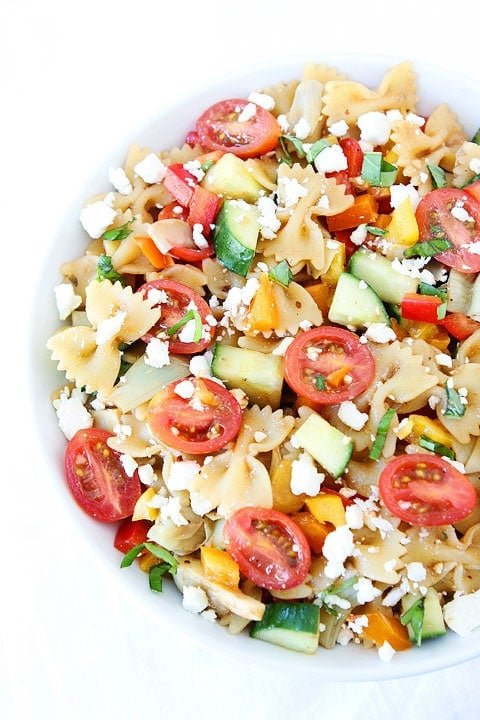 Easy Summer Pasta Salad Recipe Easy Summer Pasta Salad with veggies in a bowl.