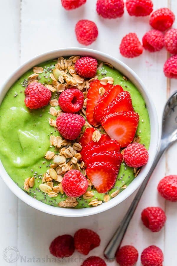 Easy green smoothie bowl garnished with homemade granola and berries