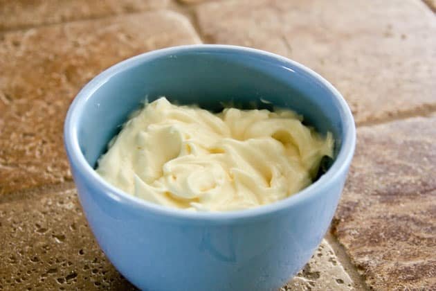 A little, blue bowl with garlic and mayo