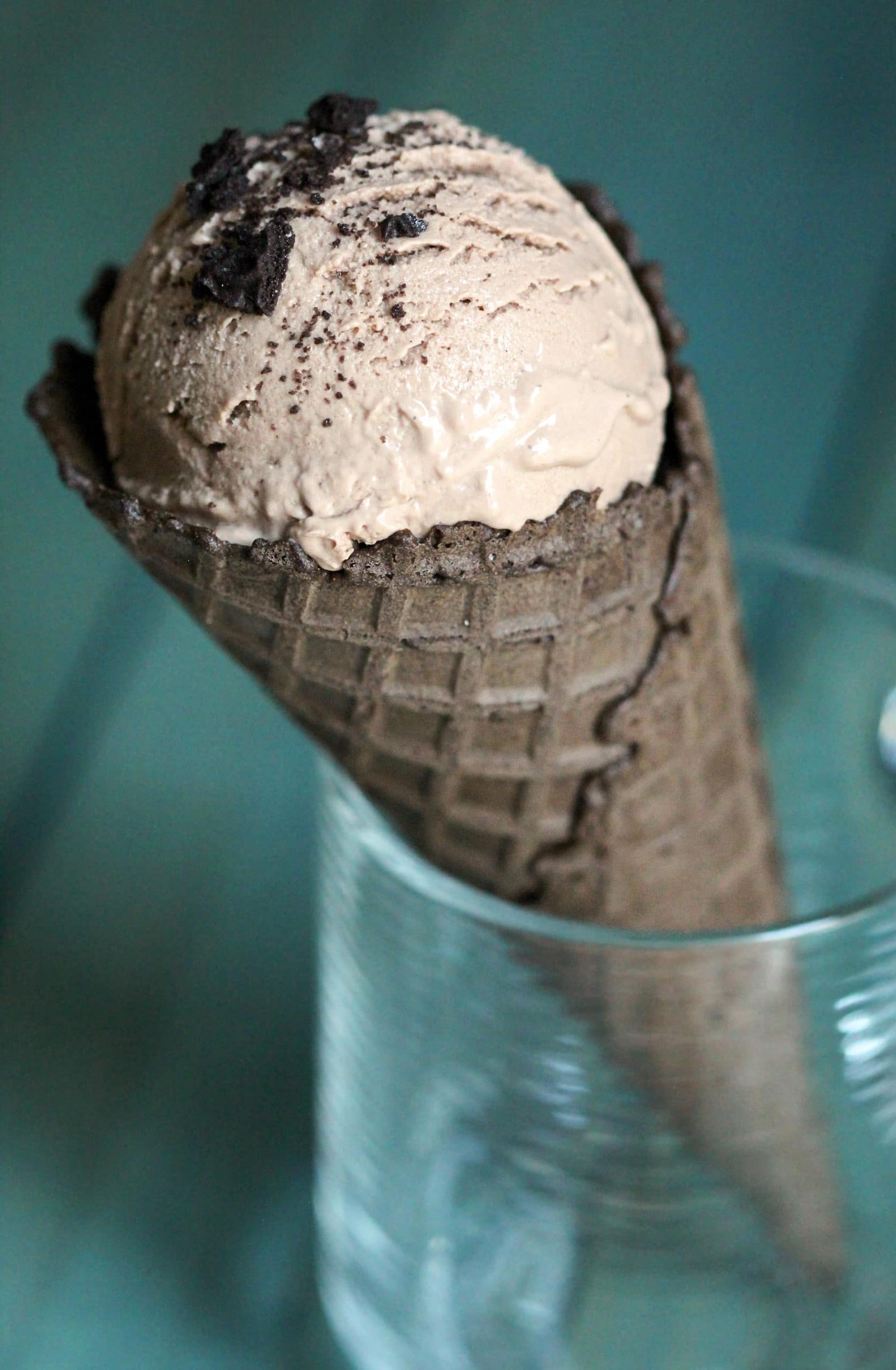 Healthy Cookies 'n' Cream Ice Cream recipe – sweet, creamy, addictive, and full of Oreo flavor, but made secretly sugar free, high protein, and gluten free! -- Healthy Dessert Recipes at Desserts with Benefits