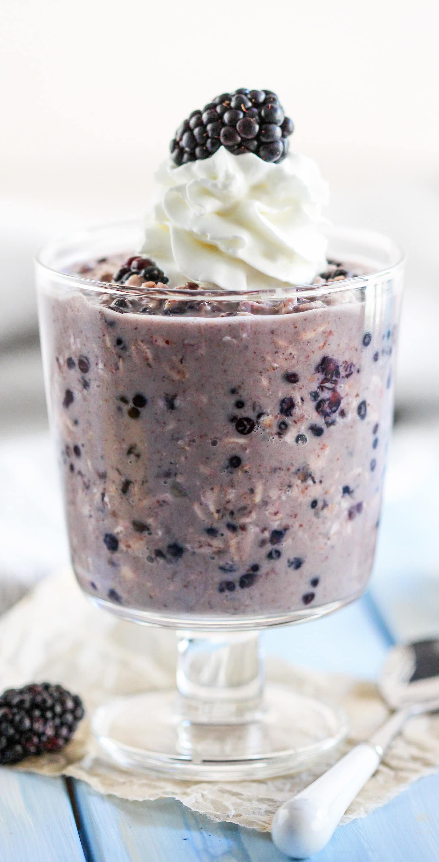 Make a batch of Healthy Blackberry Pie Overnight Dessert Oats! All the flavor of blackberry pie, all the sweetness of a dessert, with all the healthfulness and nutrition of oatmeal. Win-win-win. Oh, and it’s refined sugar free, low fat, gluten free, and vegan too! Healthy Dessert Recipes at the Desserts With Benefits Blog