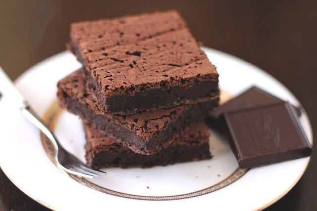 Healthy Fudgy Black Bean Brownies recipe (refined sugar free, low fat, high fiber, gluten free, dairy free, vegan) - Healthy Dessert Recipes at Desserts with Benefits
