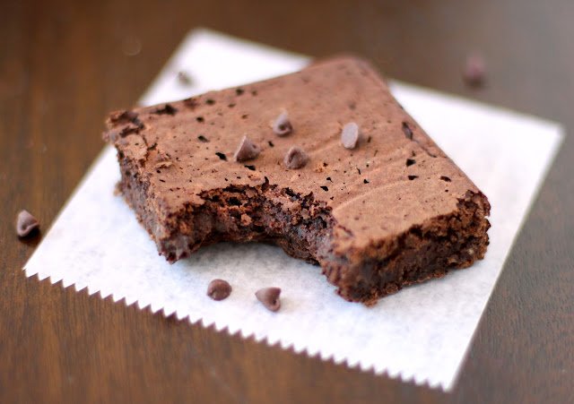 Healthy Fudgy Black Bean Brownies recipe (refined sugar free, low fat, high fiber, gluten free, dairy free, vegan) - Healthy Dessert Recipes at Desserts with Benefits