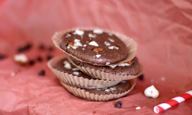 These 3-ingredient Healthy Nutella Fudge Protein Cookies are easy to make, don't require any baking, and they're refined sugar free and gluten free too! -- Healthy Dessert Recipes at the Desserts With Benefits Blog