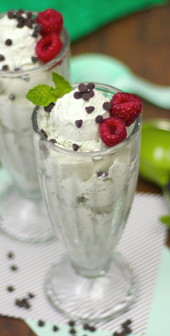 This healthy Mint Chocolate Chip Ice Cream is actually good for you and totally guilt-free! Sure doesn't taste refined sugar free and high protein, though! -- Healthy Dessert Recipes at Desserts with Benefits