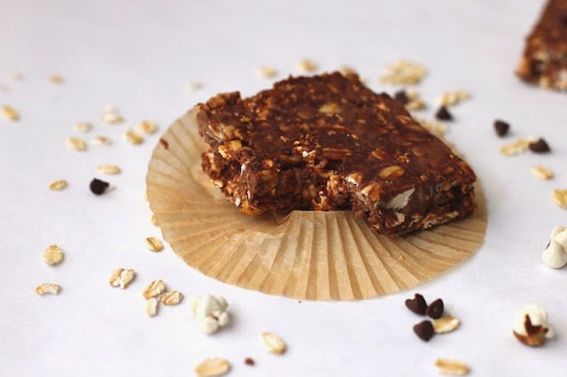 This no-bake Healthy Peanut Butter Chocolate Popcorn Fudge is soft, chewy, AND crunchy. You'd never know it's sugar free, high protein, and gluten free too! -- Desserts With Benefits Blog
