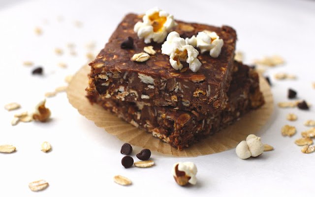 This no-bake Healthy Peanut Butter Chocolate Popcorn Fudge is soft, chewy, AND crunchy. You'd never know it's sugar free, high protein, and gluten free too! -- Desserts With Benefits Blog