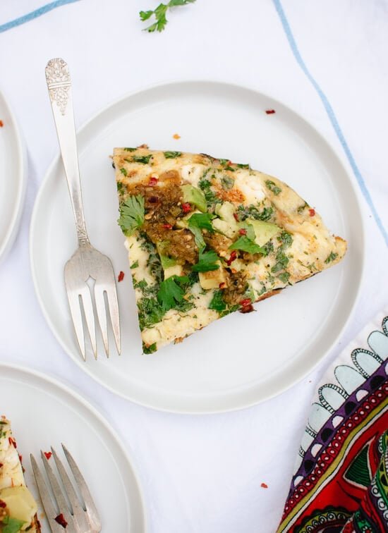 Sweet potato, red pepper and feta frittata — perfect for breakfast, brunch or breakfast for dinner! cookieandkate.com
