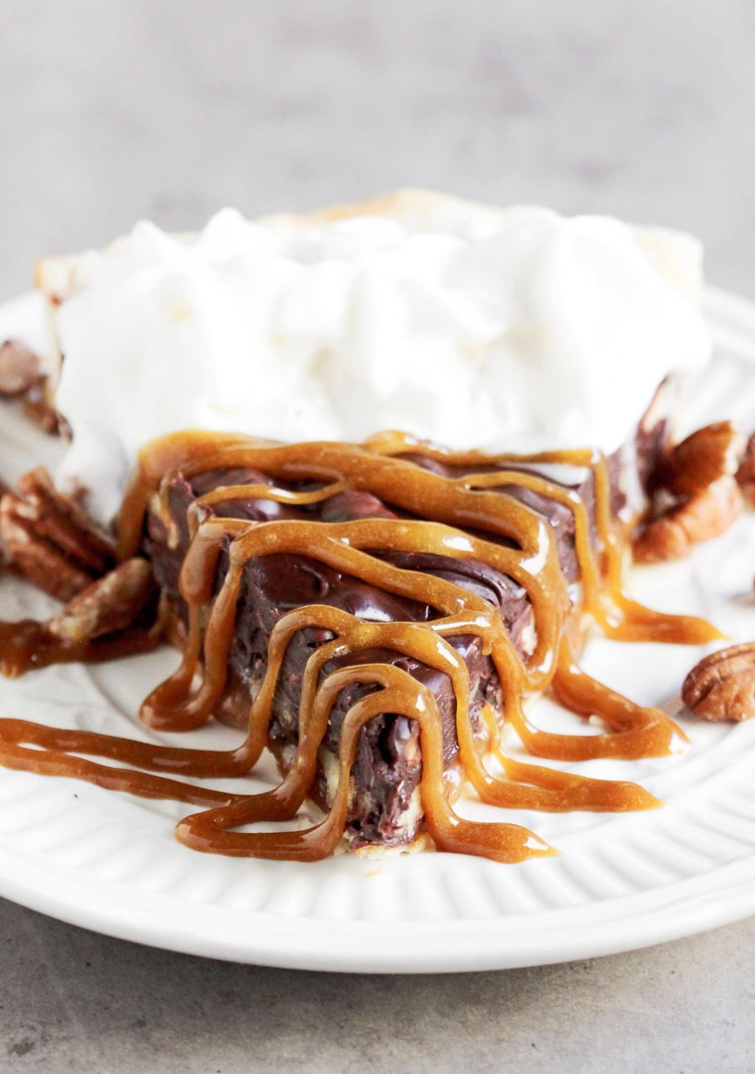 This Vegan Turtle Pie tastes so rich and decadent you’ll wonder HOW on earth it can possibly be vegan, dairy free, and all natural! From the buttery pie crust to the sweet, chewy caramel layer, to the chocolatey pecan ganache layer, you’re in for a real treat. Healthy Dessert Recipes at the Desserts With Benefits Blog (www.DessertsWithBenefits.com)