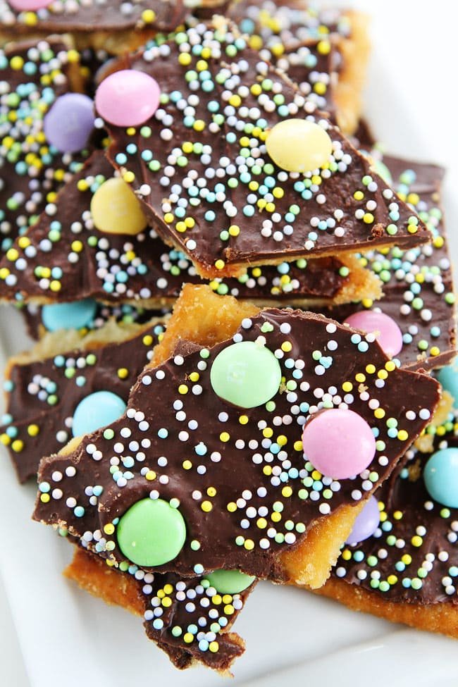 Easy Saltine Cracker Toffee Recipe-You only need 5 ingredients to make this sweet and salty toffee! #toffee #holiday #easyrecipe #candy #dessert #chocolate #Easter Easy Saltine Cracker Toffee