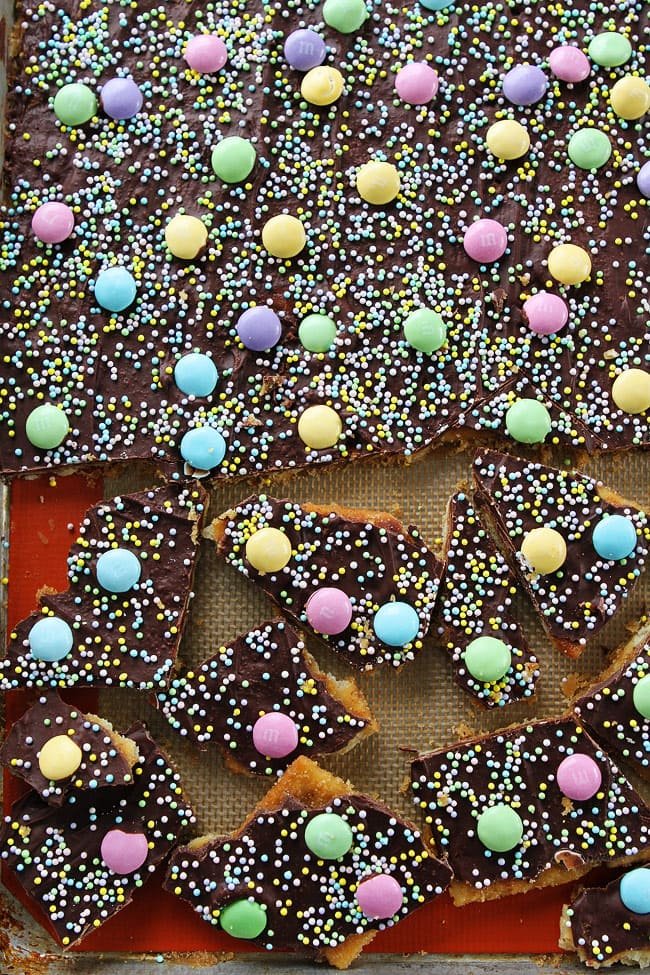 Easy Saltine Cracker Toffee Recipe-You only need 5 ingredients to make this sweet and salty toffee! #toffee #holiday #easyrecipe #candy #dessert #chocolate #Easter How to Make Saltine Cracker Toffee