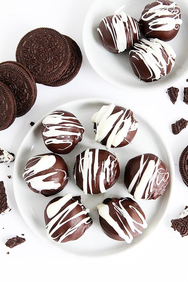 Oreo Balls Are An Easy No-Bake Treat Made With Crushed Up Oreo Cookies, Cream Cheese, And Chocolate. Oreo Balls Are A Favorite Christmas Or Anytime Treat! #Oreo #cookies #dessert #nobake #chocolate #truffles Easy Oreo Balls Recipe