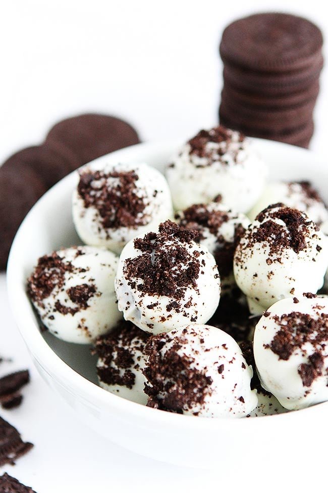Oreo Balls Are An Easy No-Bake Treat Made With Crushed Up Oreo Cookies, Cream Cheese, And Chocolate. Oreo Balls Are A Favorite Christmas Or Anytime Treat! #Oreo #cookies #dessert #nobake #chocolate #truffles Oreo Balls Recipe