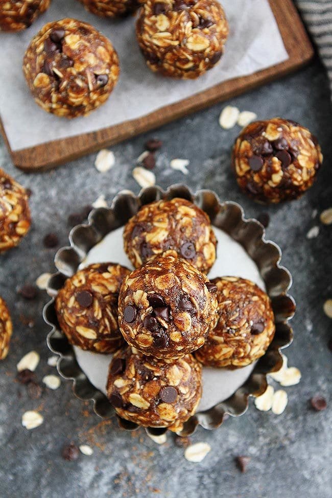If You Like All Things Pumpkin Chocolate Chip, You Will Love These Easy, No-Bake Pumpkin Energy Balls. They Only Take A Few Minutes To Make And Are The Perfect Healthy Treat For Fall! #pumpkin #fall #healthyrecipe #vegetarian #glutenfree #chocolatechip #nobake #snack #easyrecipe No Bake Pumpkin Energy Balls