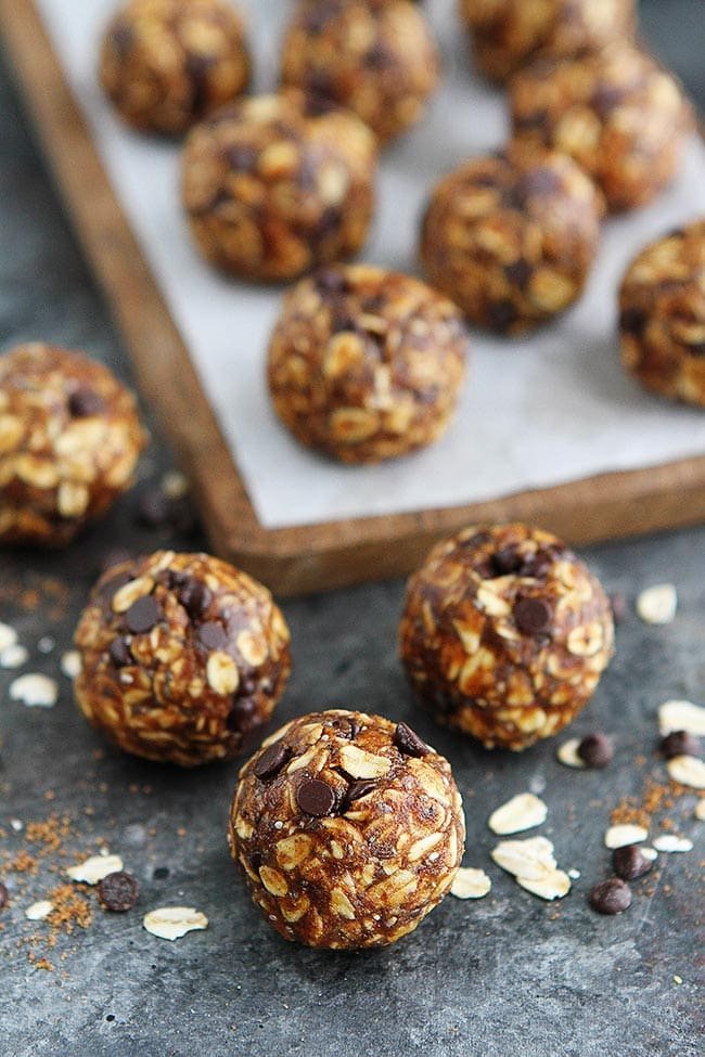 If You Like All Things Pumpkin Chocolate Chip, You Will Love These Easy, No-Bake Pumpkin Energy Balls. They Only Take A Few Minutes To Make And Are The Perfect Healthy Treat For Fall! #pumpkin #fall #healthyrecipe #vegetarian #glutenfree #chocolatechip #nobake #snack #easyrecipe Easy Pumpkin Energy Balls