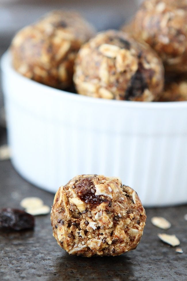 No-Bake Oatmeal Raisin Cookie Energy Bites Recipe on twopeasandtheirpod.com If you like oatmeal raisin cookies, you will LOVE these healthy oatmeal raisin cookie bites. They only take minutes to make! No-Bake Oatmeal Raisin Cookie Energy Bites Recipe