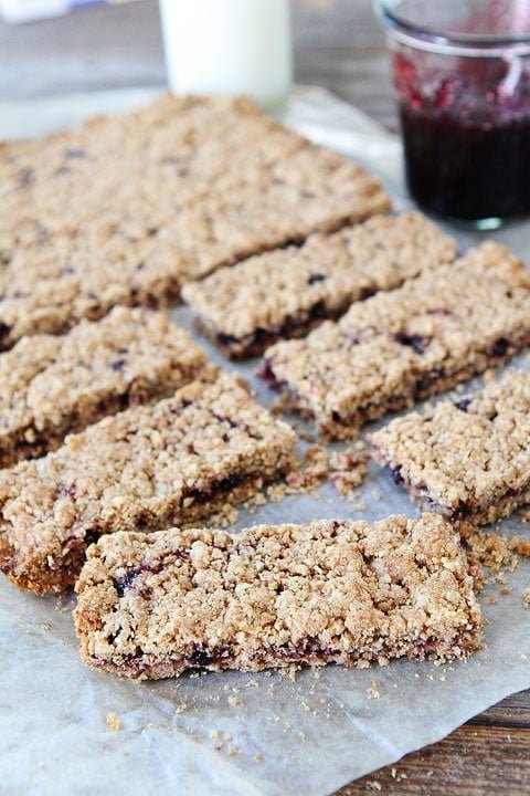 Homemade Whole Grain Fruit-Filled Bar Recipe on twopeasandtheirpod.com Homemade Whole Grain Fruit-Filled Bar Recipe on twopeasandtheirpod.com