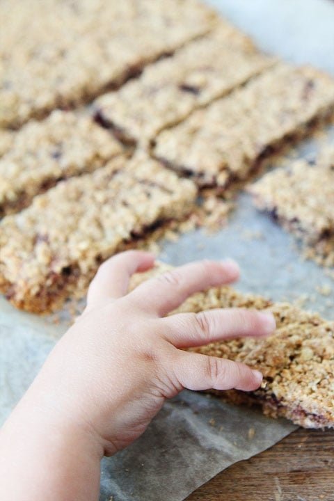 Homemade Fruit-Filled Bar Recipe on twopeasandtheirpod.com So much better than store bought! Homemade Fruit-Filled Bar Recipe on twopeasandtheirpod.com So much better than store bought!
