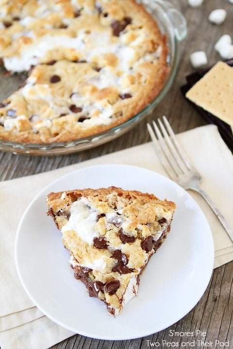 S'mores Pie Recipe on twopeasandtheirpod.com S'mores heaven! #recipe #dessert S'mores Pie Recipe on twopeasandtheirpod.com S'mores heaven! #recipe #dessert