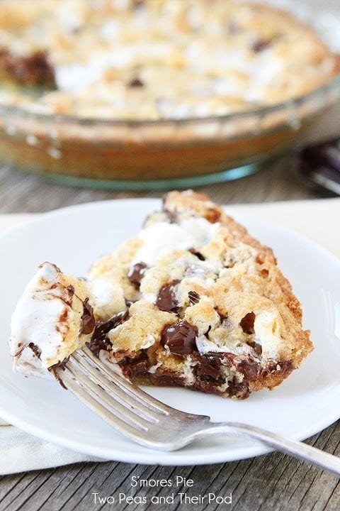Easy S'mores Pie Recipe on twopeasandtheirpod.com #recipe Easy S'mores Pie Recipe on twopeasandtheirpod.com #recipe