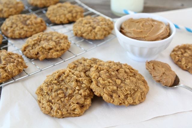 Biscoff Pumpkin Oatmeal Cookies from Two Peas and Their Pod (www.twopeasandtheirpod.com) #recipe
