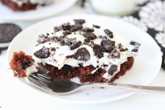 Cookies 'n Cream Sheet Cake | Two Peas and Their Pod #recipe