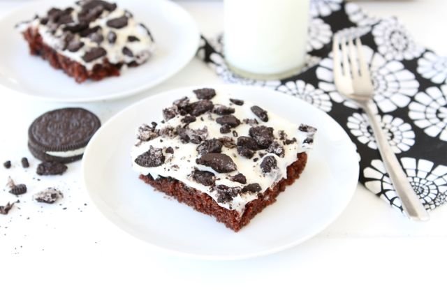 Cookies 'n Cream Sheet Cake from www.twopeasandtheirpod.com