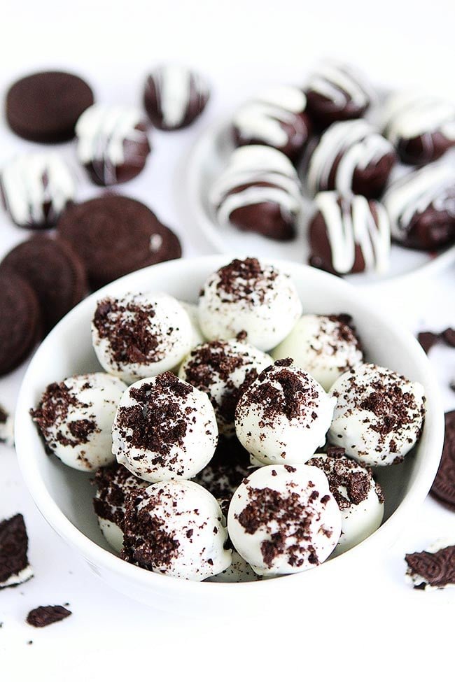 Oreo Balls Are An Easy No-Bake Treat Made With Crushed Up Oreo Cookies, Cream Cheese, And Chocolate. Oreo Balls Are A Favorite Christmas Or Anytime Treat! #Oreo #cookies #dessert #nobake #chocolate #truffles Oreo Balls