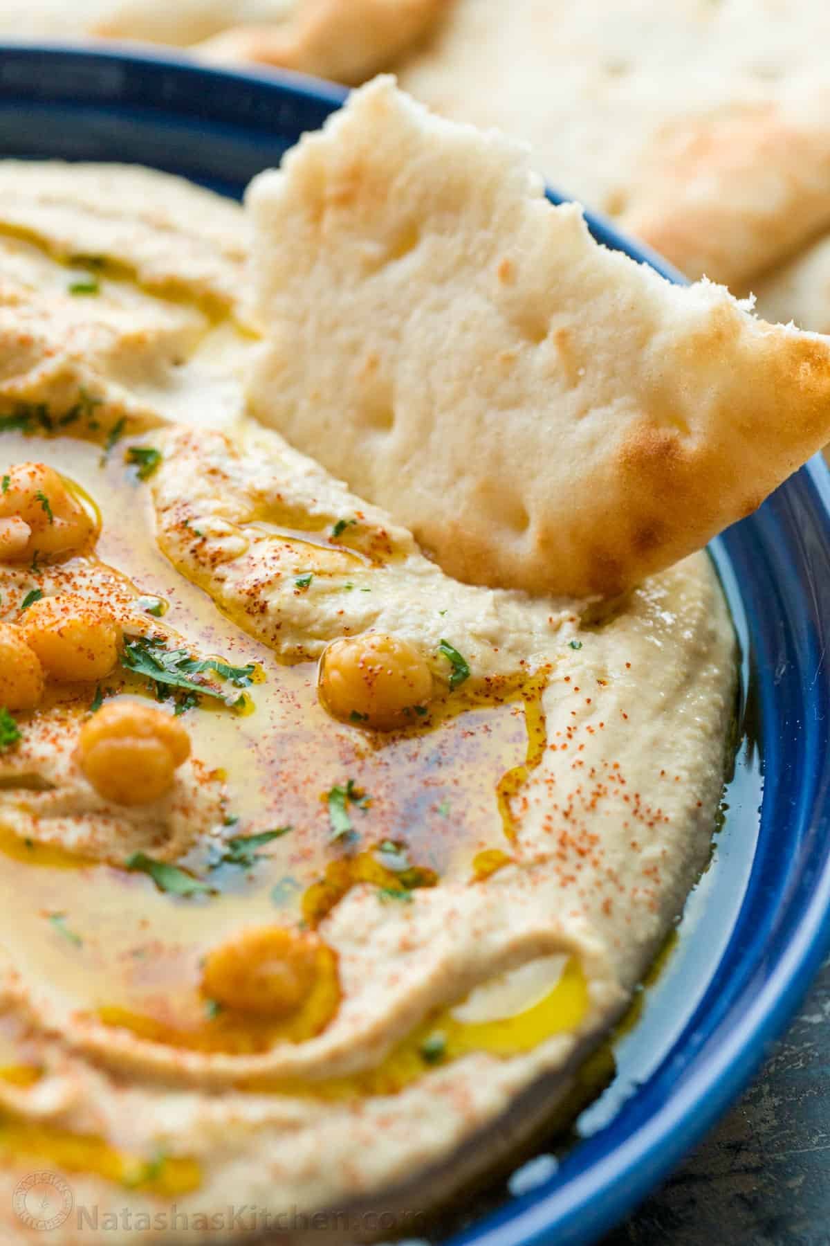 How to serve hummus with garnishes and pita bread