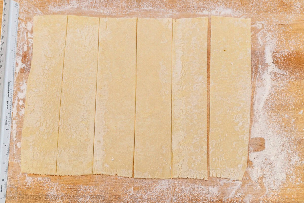 Easy Apple roses taste just like classic apple pie, but look festive and beautiful! Tey are easy to make and perfect as a holiday dessert. How to cut puff pastry into strips