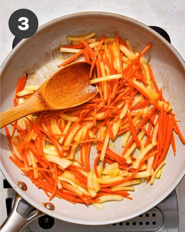 Cooking vegetables to make yaki udon. 