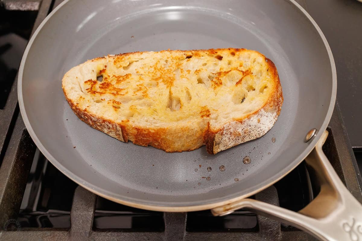How to warm bread slices in a skillet