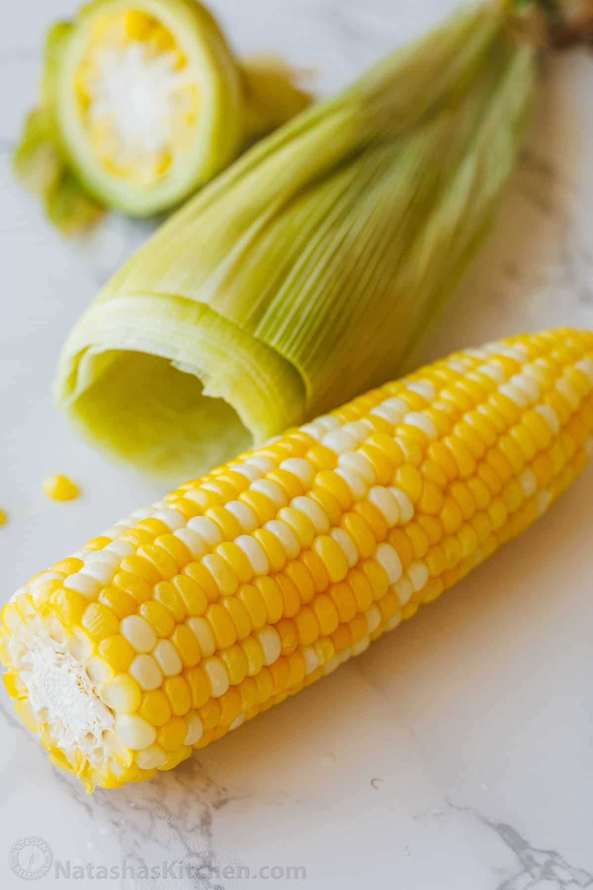 Learn how to microwave corn on the cob in the husk for sweet, juicy kernels in minutes—no shucking or boiling water needed. microwave corn on the cob with husk removed